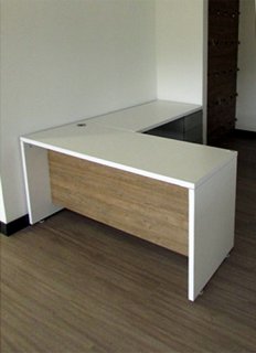 Línea Solid (Puesto Gerencial) formica vainilla, cajonera metálica, peto oak.